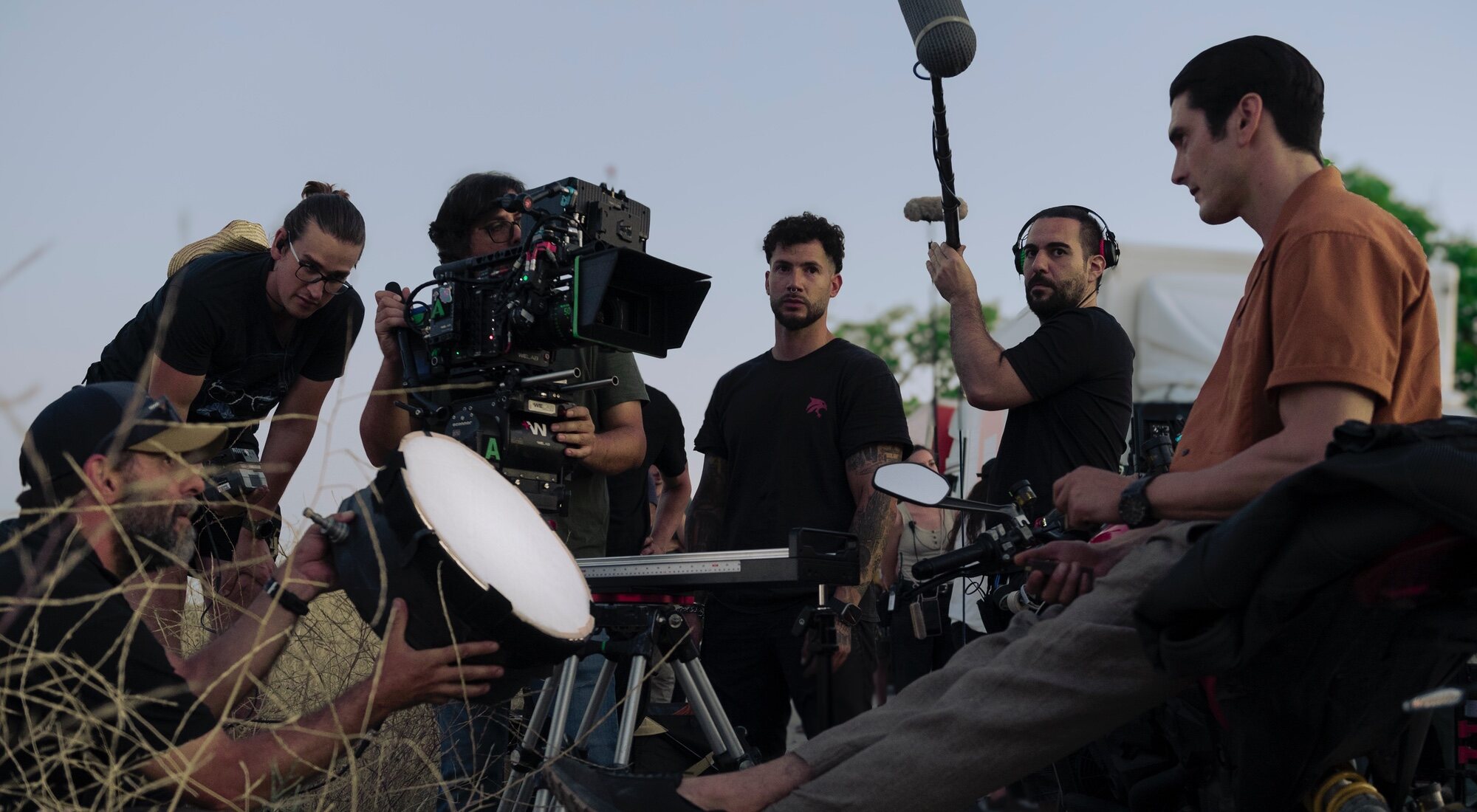 Yon González y el equipo de 'Memento Mori' en el rodaje de la segunda temporada