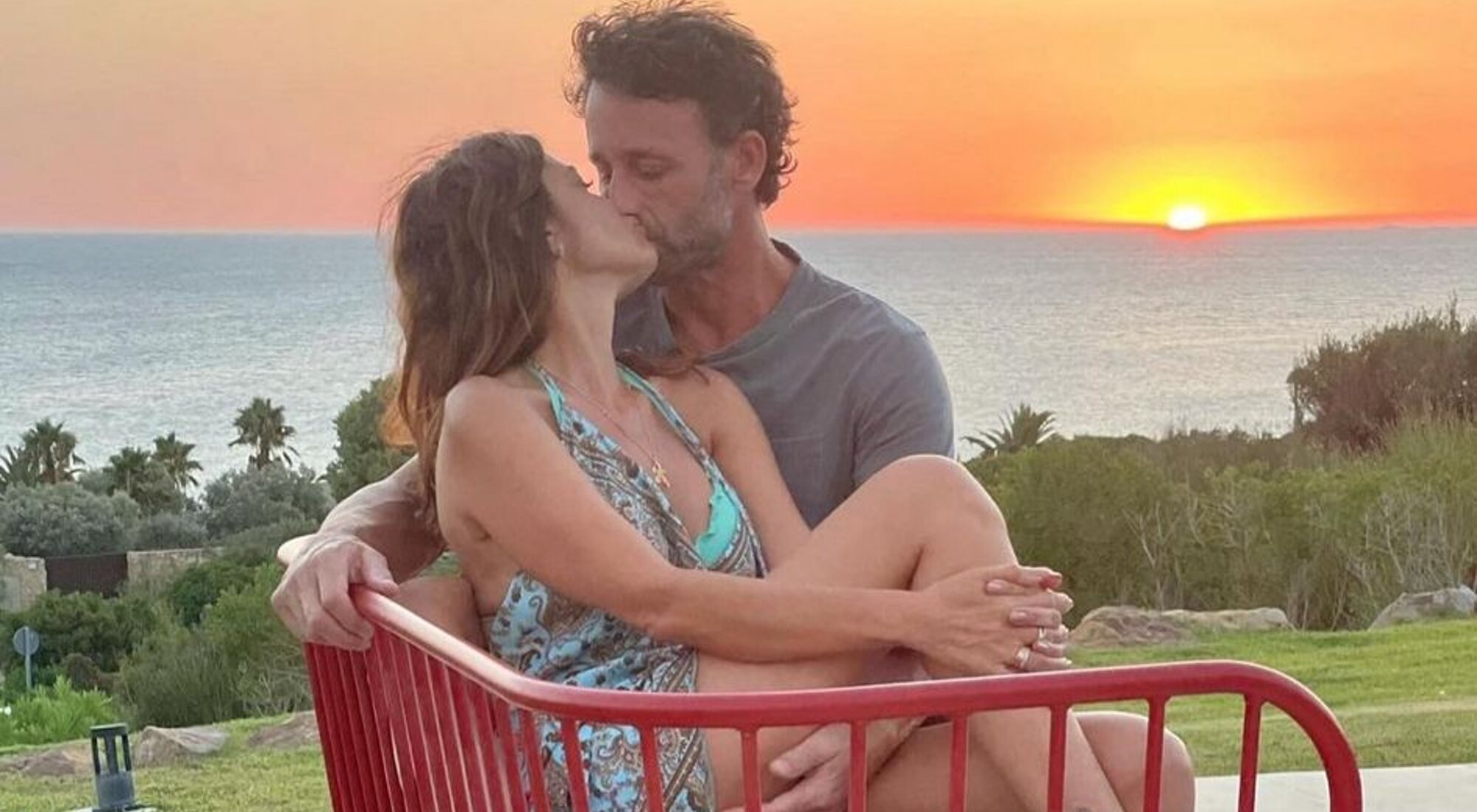 María José Suárez besando a Álvaro Muñoz Escassi en una publicación de Instagram