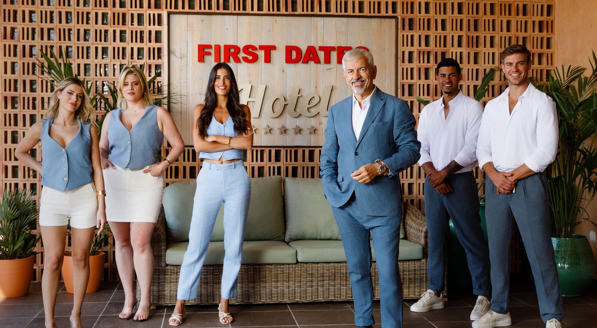 Carlos Sobera y el staff de 'First Dates Hotel'