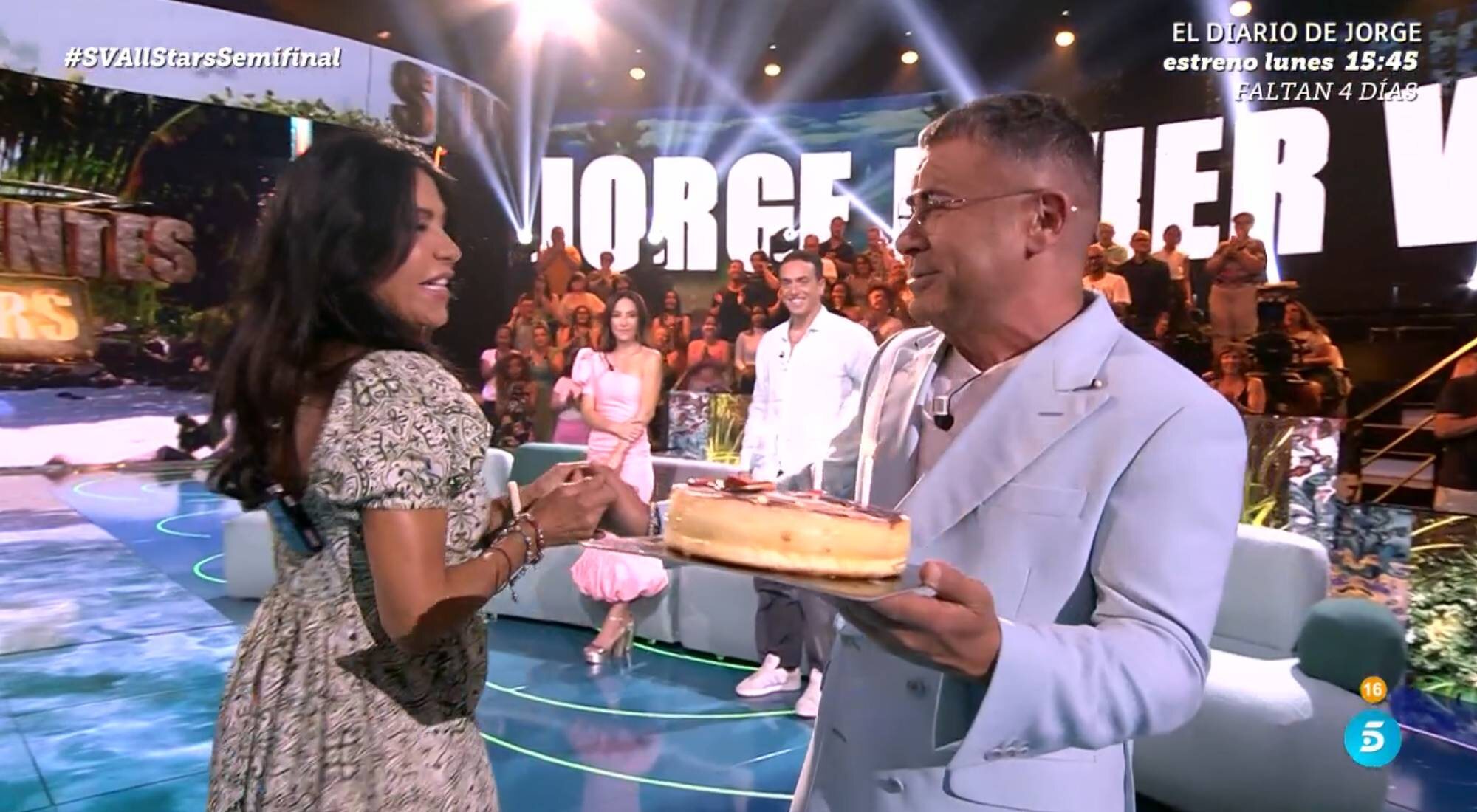 Maite Galdeano sorprende a Jorge Javier con una tarta en 'Supervivientes All Stars'