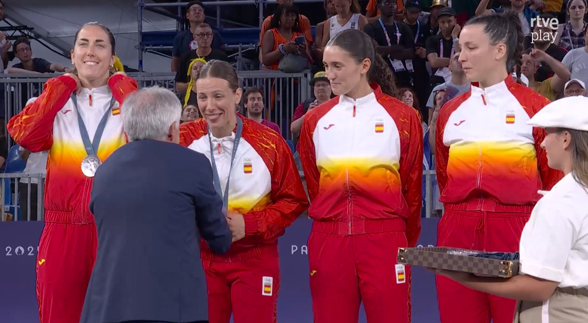 La selección femenina de baloncesto 3x3 recibe la medalla de plata