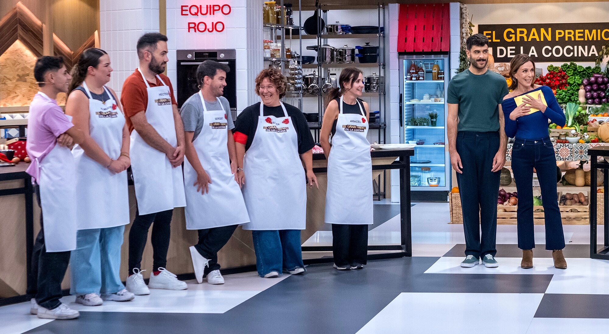 Lydia Bosch y Germán González junto a los dos equipos de 'El gran premio de la cocina'