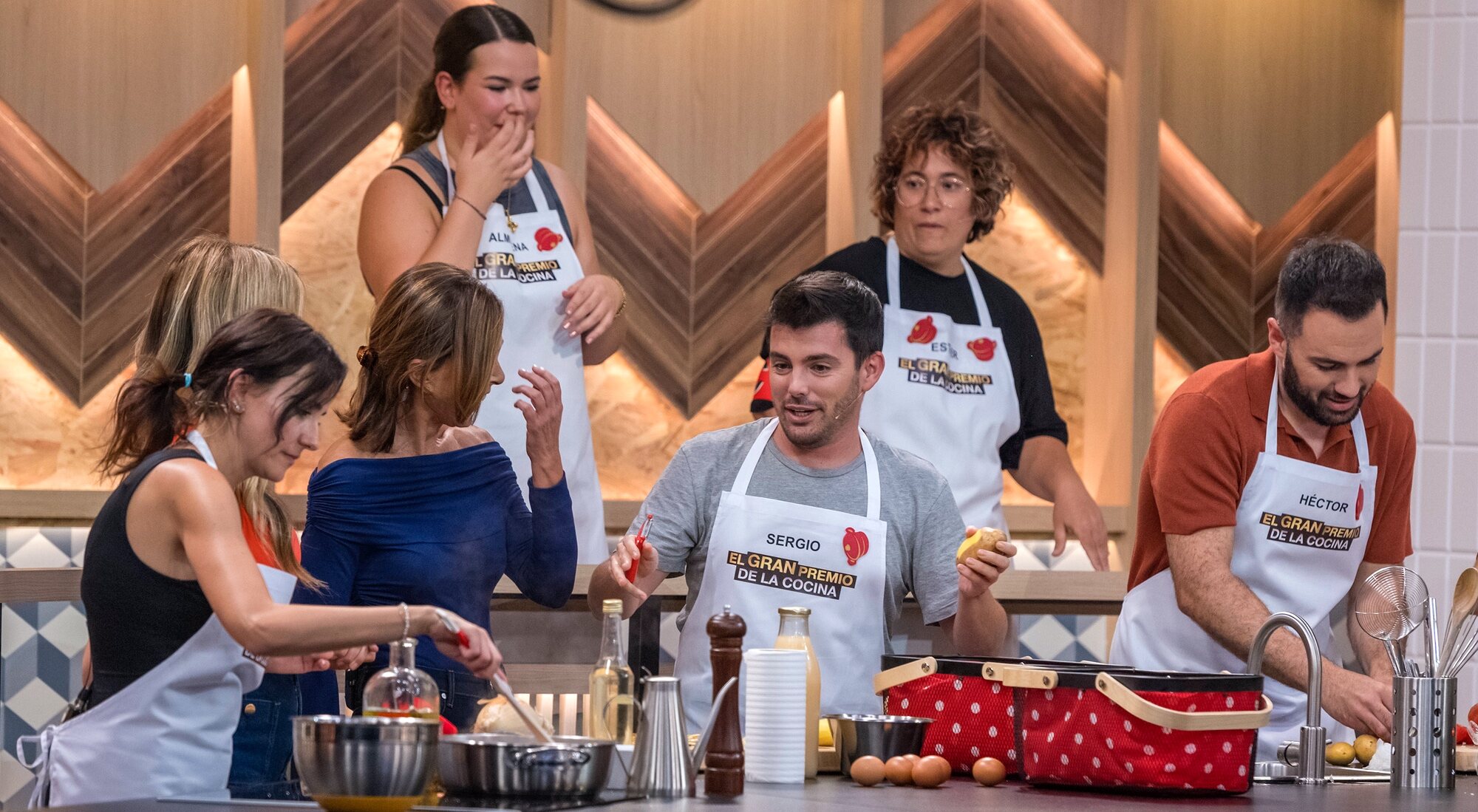 Sergio Navarro habla con Lydia Bosch y Natalia en 'El gran premio de la cocina'