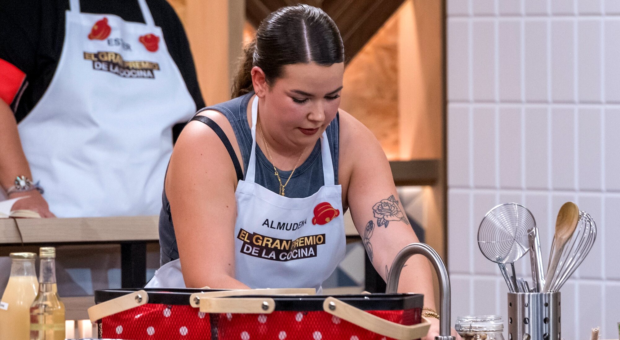 Almudena M. Lizana prepara la ensalada en 'El gran premio de la cocina'