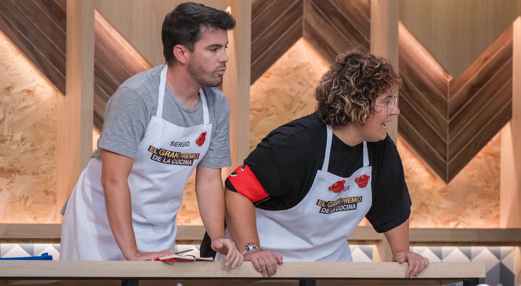 Sergio Navarro observa a sus compañeros desde el banquillo de 'El gran premio de la cocina'