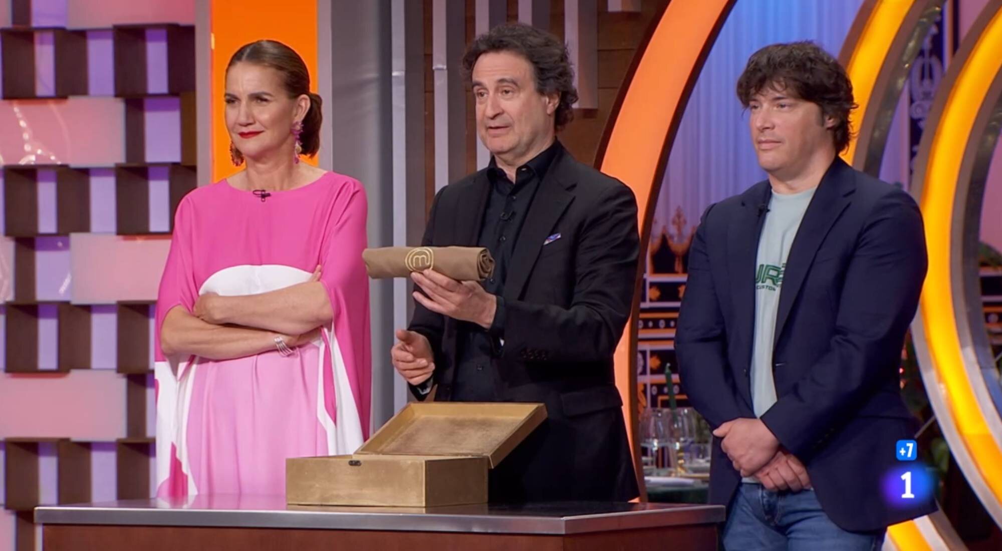 El jurado entrega el delantal de la segunda oportunidad a Cristina Cifuentes en 'MasterChef Celebrity 9'