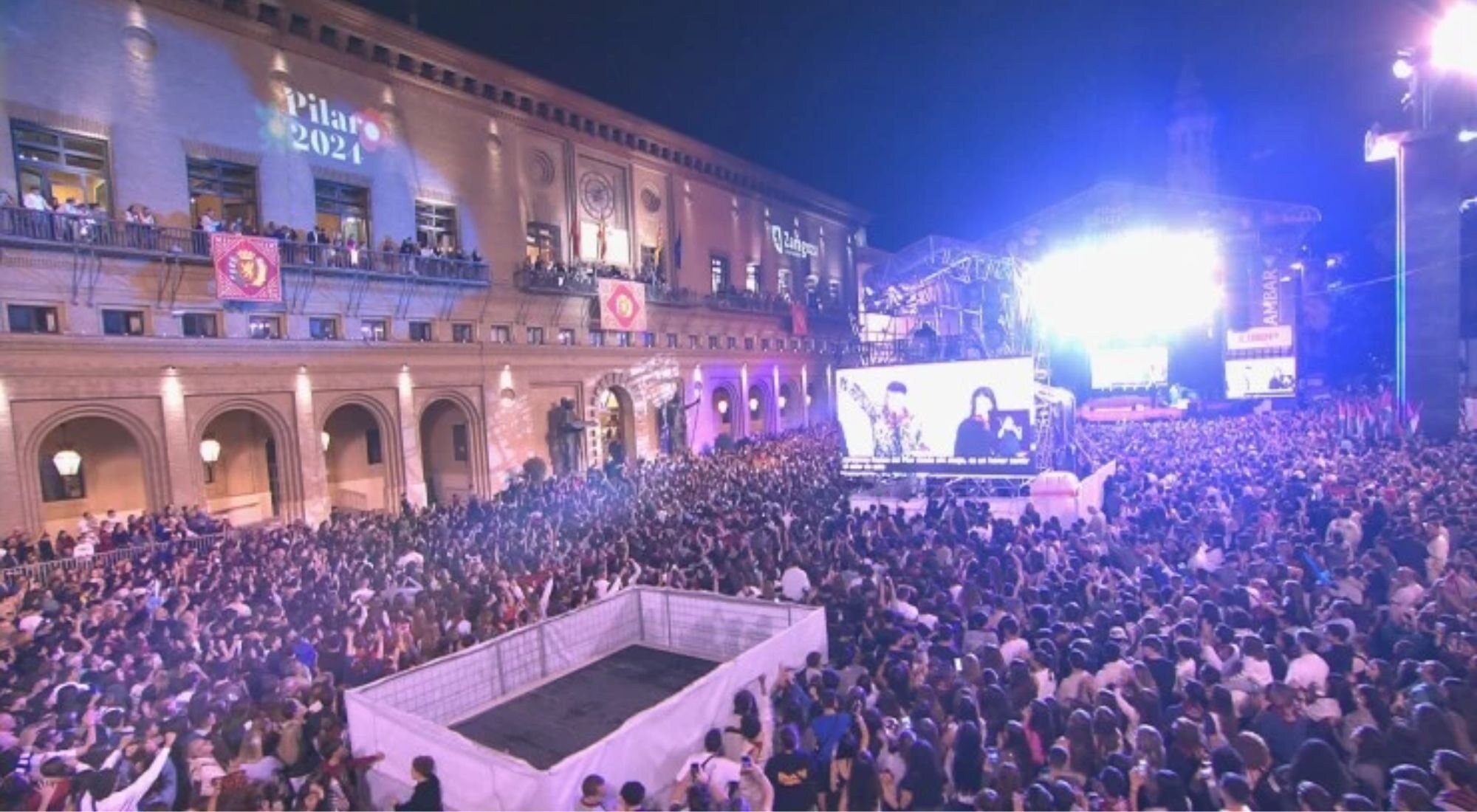 Naiara y Juanjo Bona reúnen a miles de personas en el pregón de las Fiestas del Pilar 