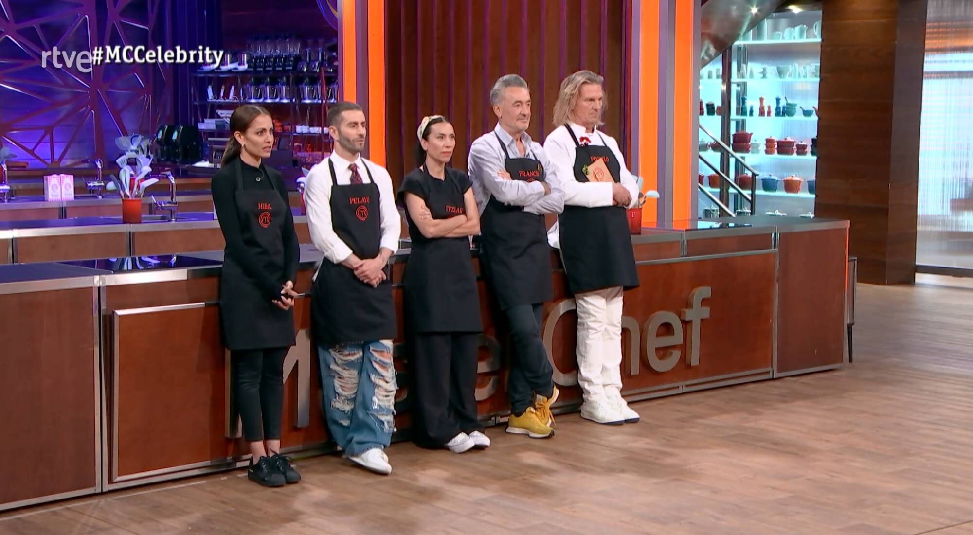 Hiba Abouk junto a algunos de sus compañeros en una prueba eliminatoria de 'MasterChef Celebrity 9'