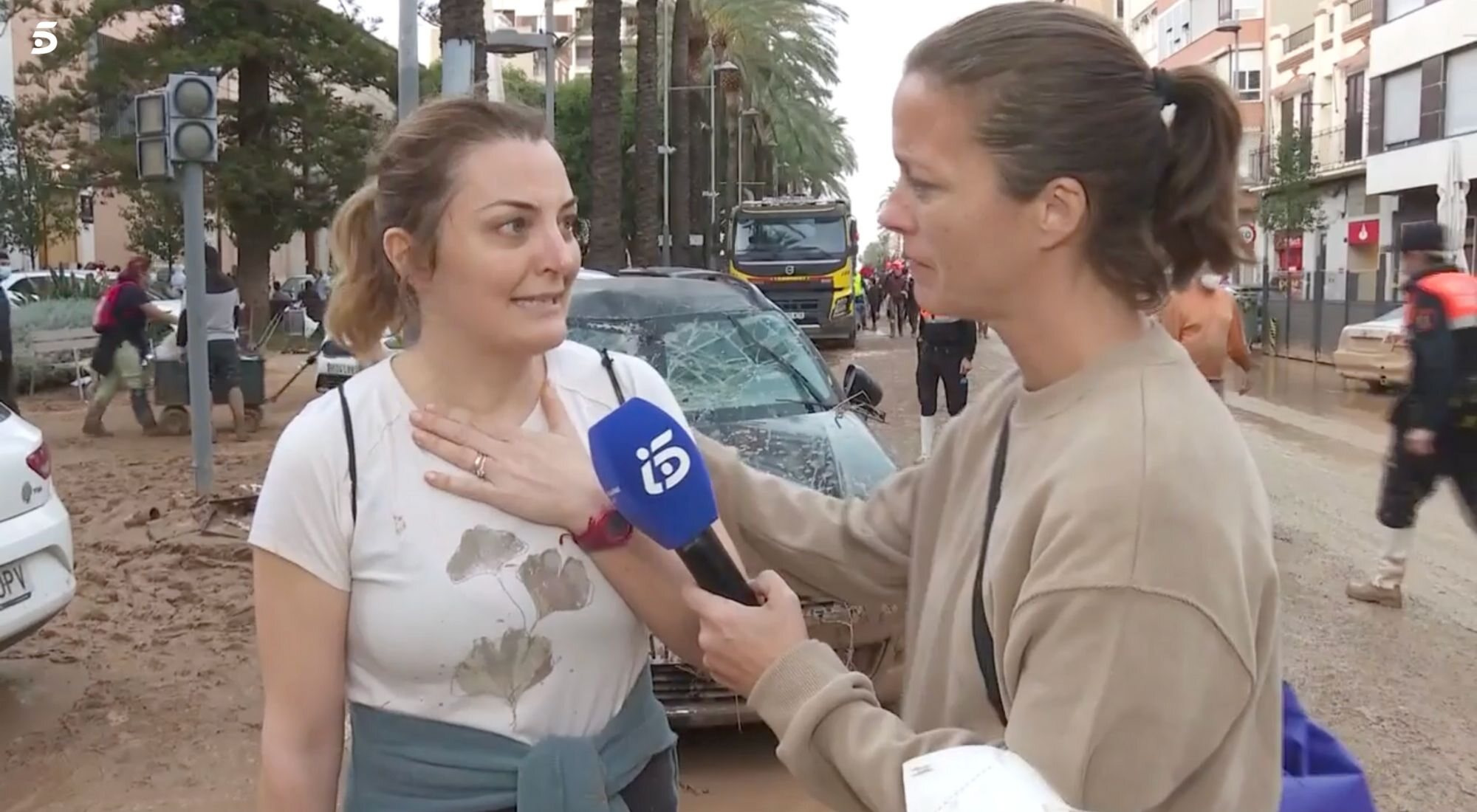 María Casado con una vecina de Catarroja en 'Informativos Telecinco'