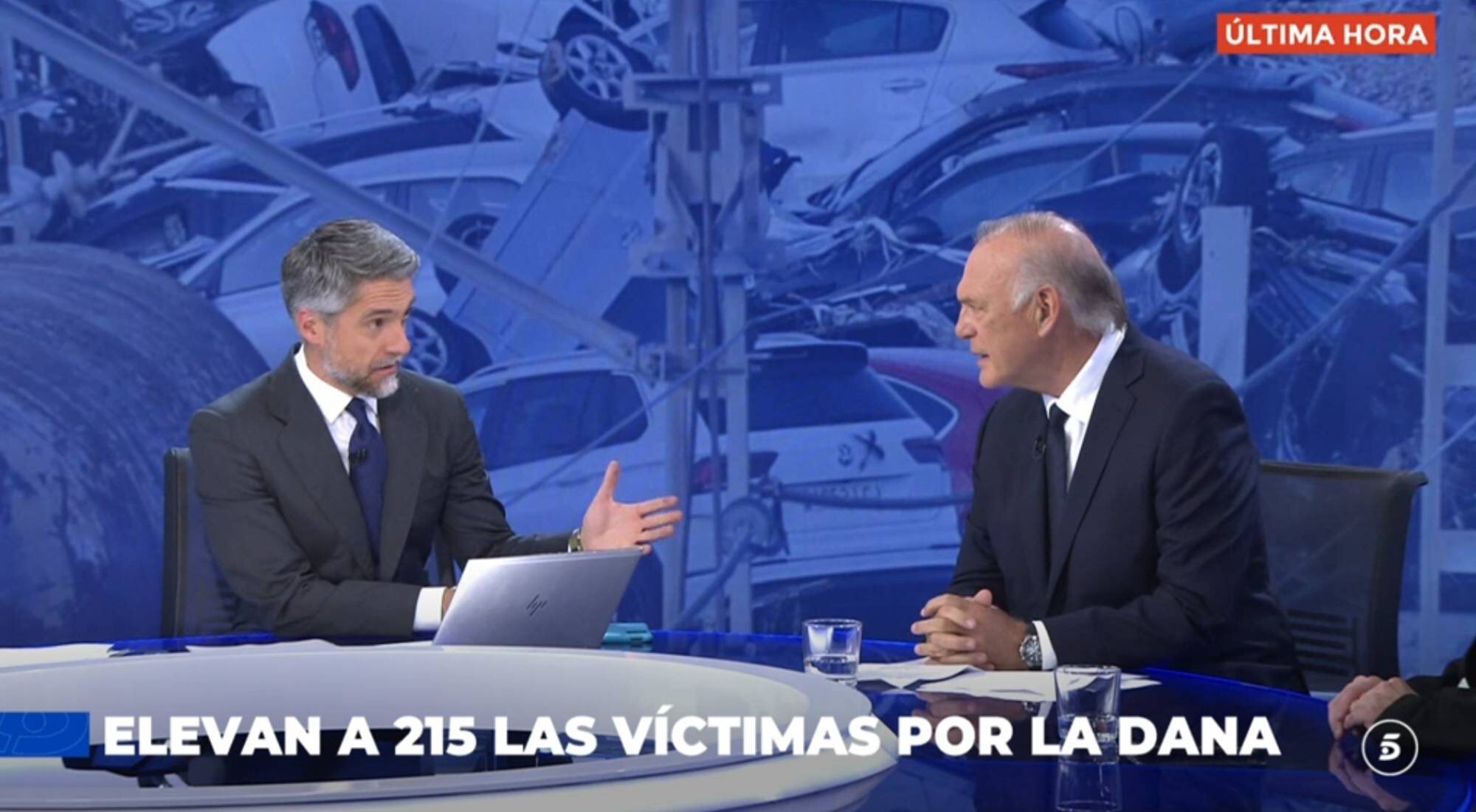 Carlos Franganillo da la bienvenida a Pedro Piqueras en el especial de 'Informativos Telecinco' sobre la DANA