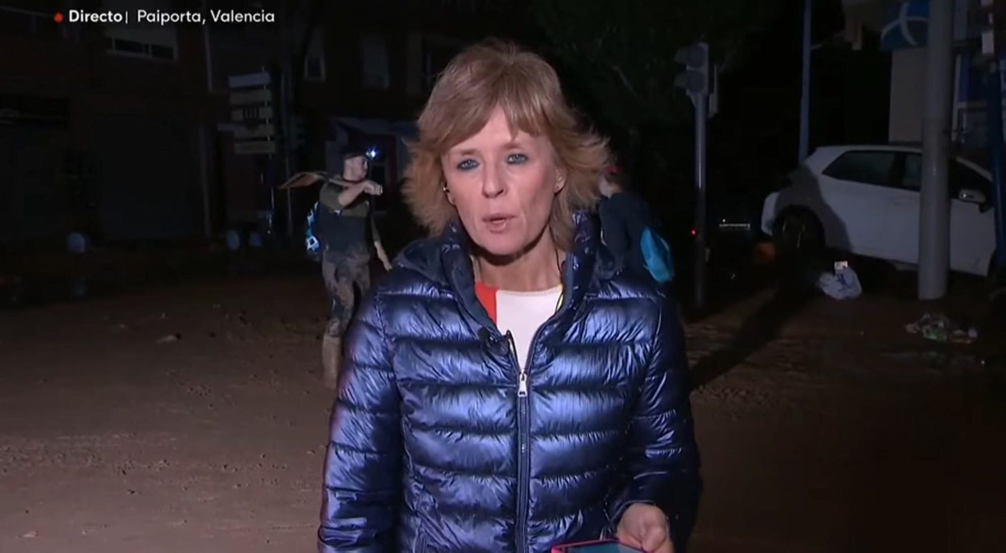 Marta Carazo cubriendo la DANA para el 'Telediario'