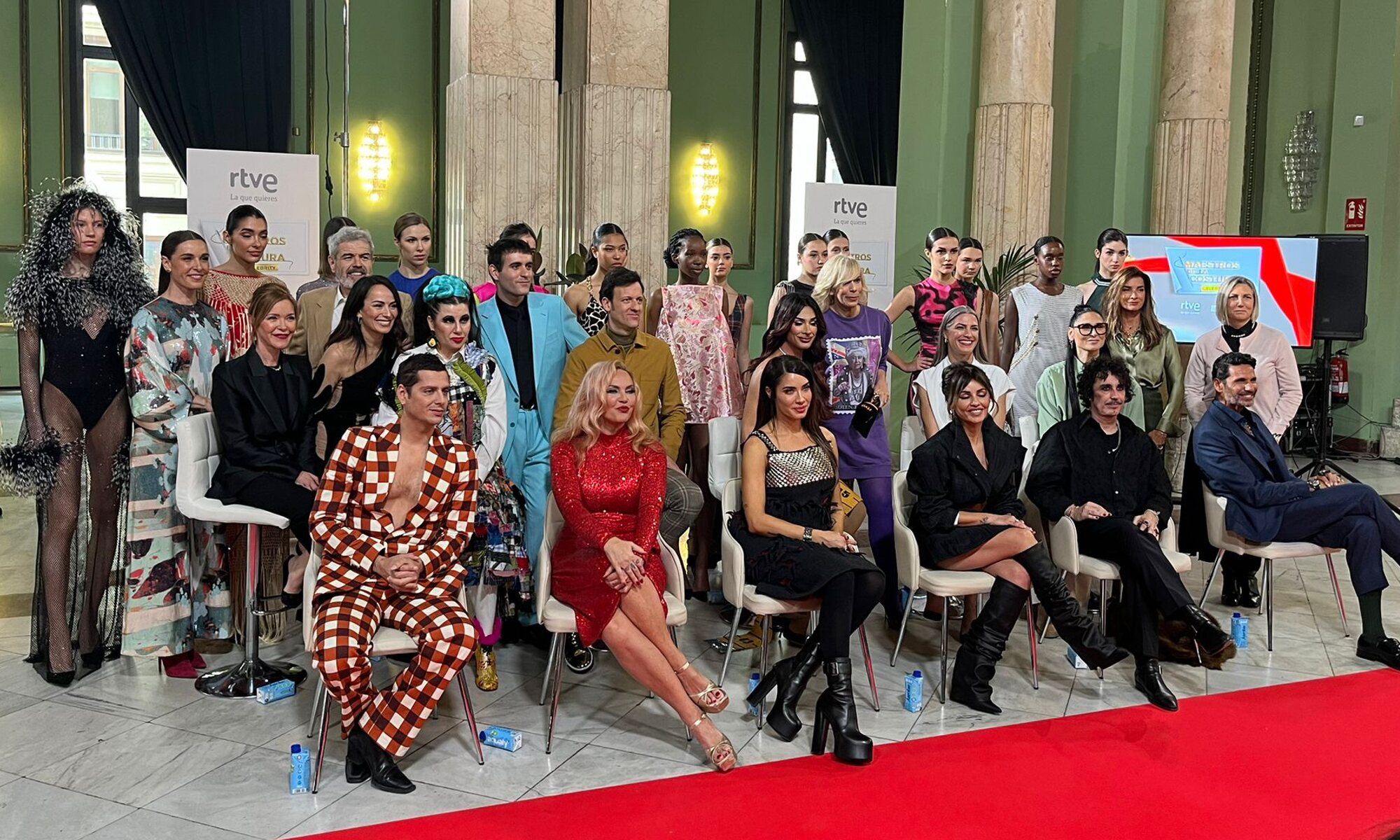 Modelos posando con los concursantes de 'Maestros de la costura Celebrity'