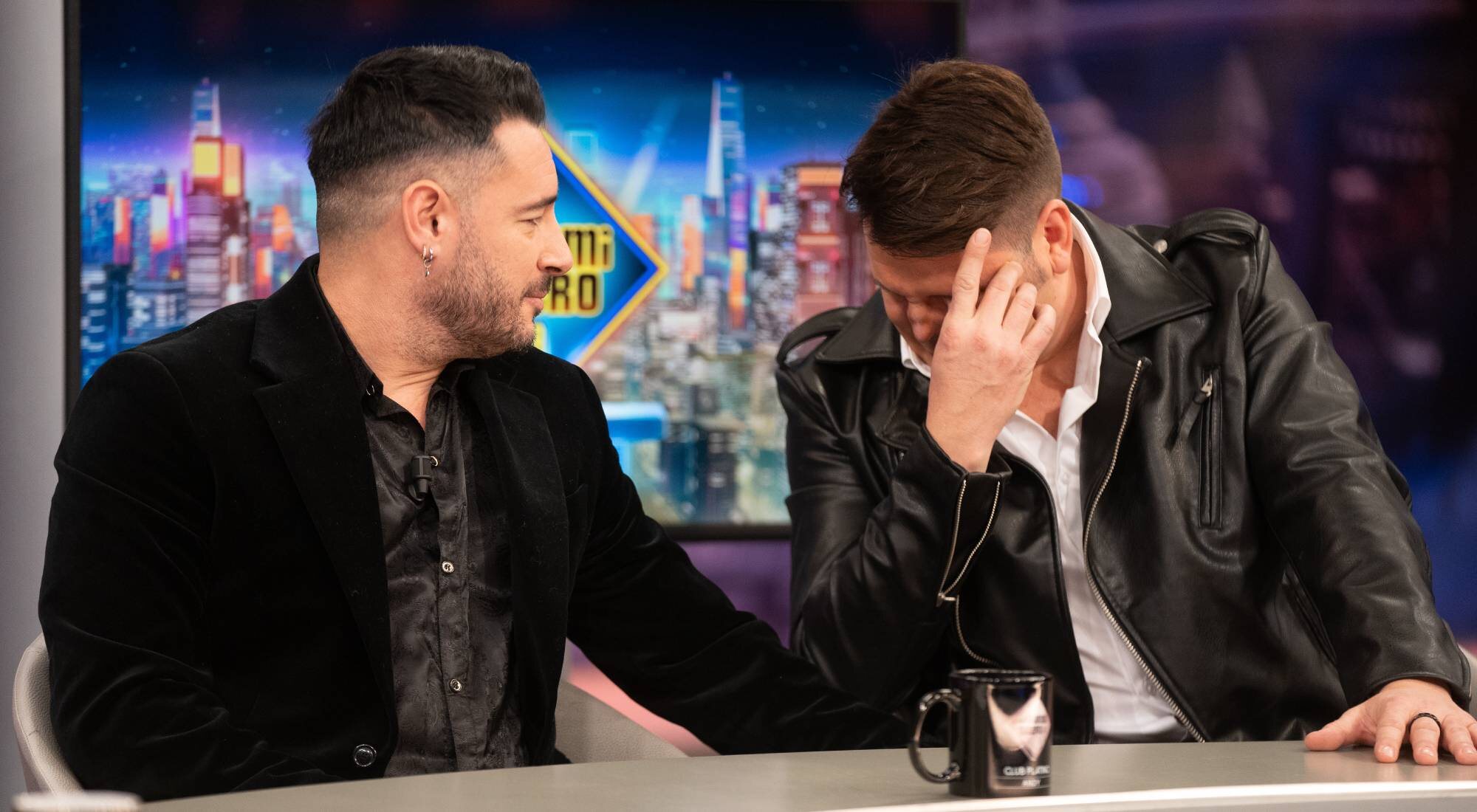 Andy apoya a un emocionado Lucas durante su visita a 'El hormiguero'