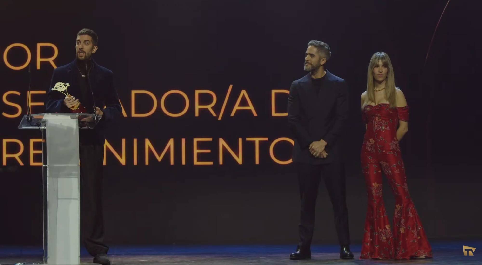 David Broncano tras recibir el Premio Iris de manos de Roberto Leal y María Gómez