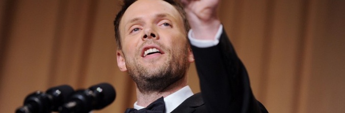 Joel McHale durante su discurso en la Cena de Corresponsales de 2014