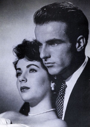 Montgomery Clift y Elizabeth Taylor posando en la promoción de "Un lugar en el sol"