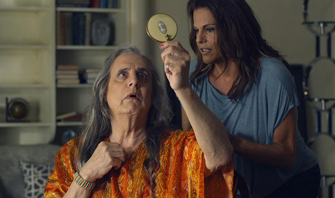 Maura (Tambor) y Davina (Alexandra Billings) en un fotograma de 'Transparent'