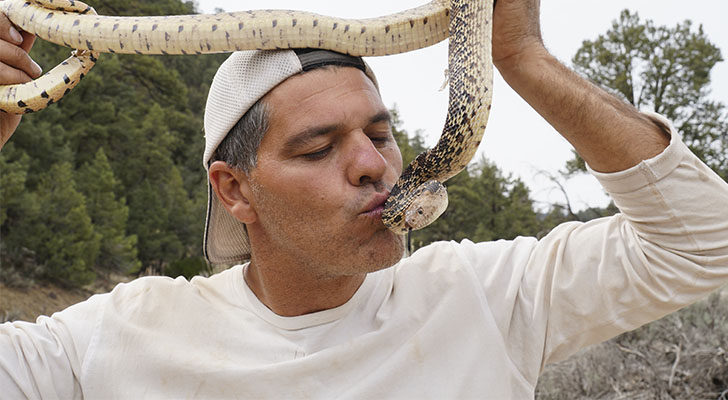 Frank besando a una serpiente en 'Wild Frank'