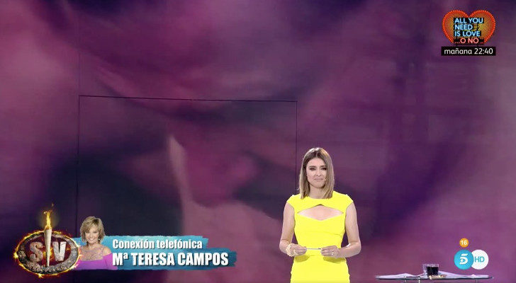 Sandra Barneda escucha atentamente a María Teresa