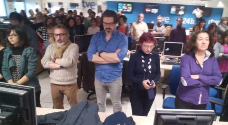 Trabajadores de RTVE tras haber entregado más de 2.200 firmas contra la manipulación