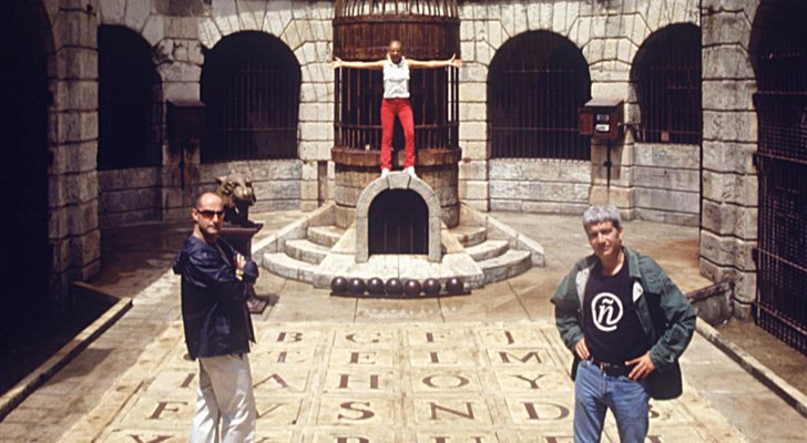 Paula Vázquez, Félix Álvarez y Óscar Ladoire, en el escenario de la prueba final de 'Fort Boyard'