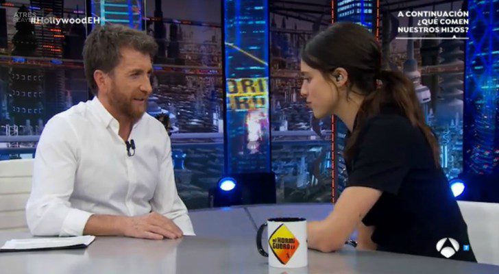 Pablo Motos y Margaret Qualley en 'El hormiguero'