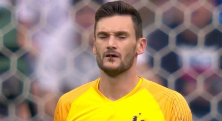 Hugo Lloris con una libélula en su boca