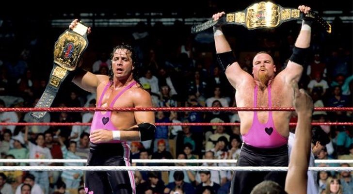 Bret "The Hitman" Hart y Jim "The Anvil" Neidhart con el cinturón de campeones de la WWE por equipos