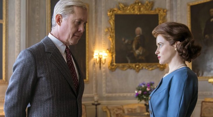 Alex Jennings y Claire Foy como el Duque de Windsor y la Reina de Inglaterra en 'The Crown'