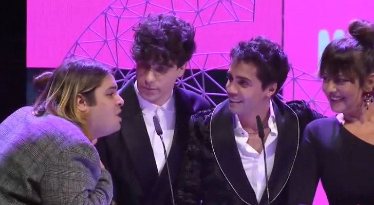 Brays Efe se acerca al micro durante la entrega del Premio Ondas a Javier Ambrossi y Javier Calvo por 'Paquita Salas'