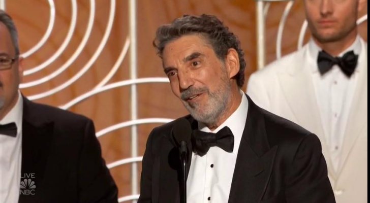 Chuck Lorre recogiendo el Globo de Oro a mejor comedia por 'El método Kominsky'