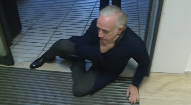 Eduardo Inda, en el suelo tras la "agresión"