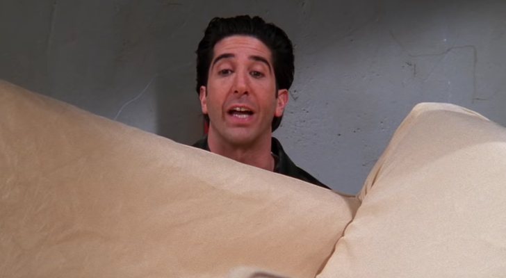 Ross trata de subir su sofá en 'Friends'