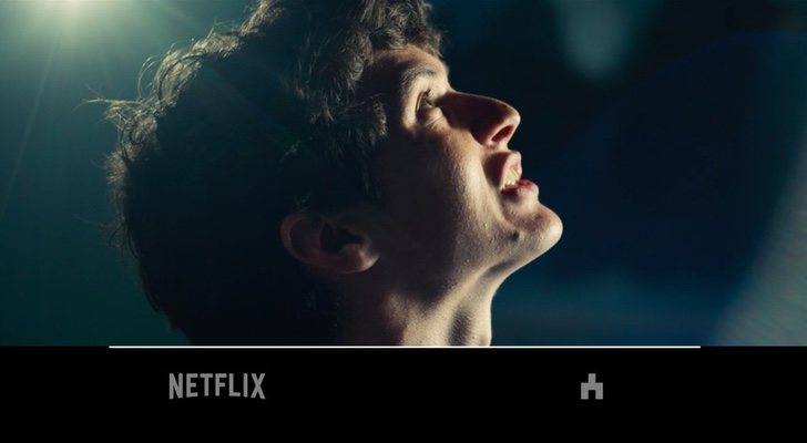 Fionn Whitehead como Stefan ante una de las opciones de 'Bandersnatch'