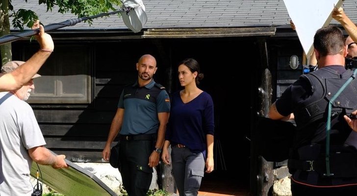 Alain Hernández y Megan Montaner durante el rodaje de 'La caza. Monteperdido'