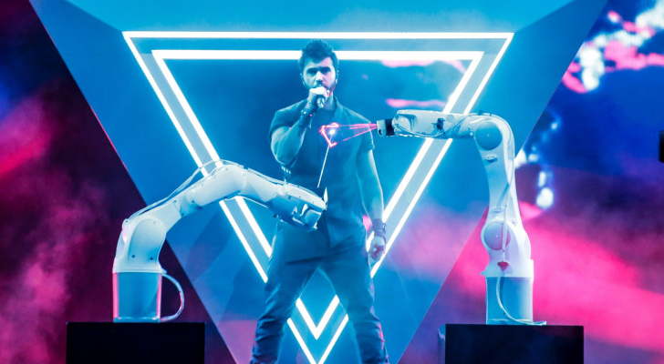 Chingiz interpretando "Truth" en Eurovisión 2019