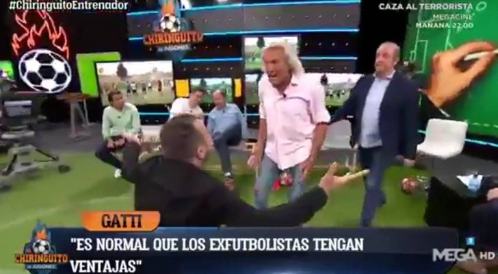 Pedrerol intenta tranquilizar a Gatti en 'El Chiringuito de Jugones'