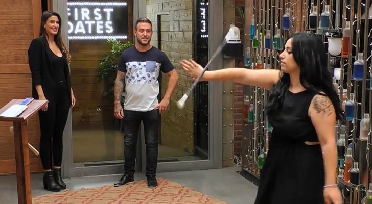 Ana demuestra sus habilidades como majorette en 'First Dates'