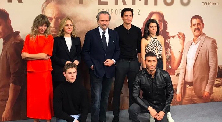 El reparto de 'Vivir sin permiso' posa en el photocall