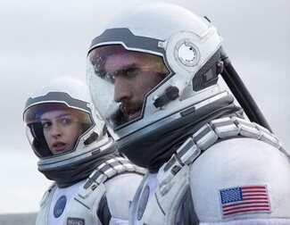 En 'Interstellar', un grupo de exploradores cruza un agujero de gusano y emprende una aventura insólita