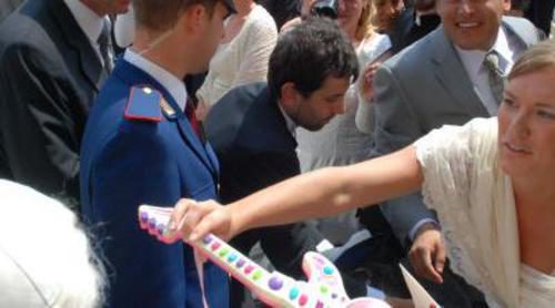 Los novios que le regalaron la guitarra al Papa