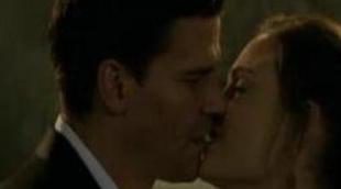 El beso entre Booth y Brennan en el capítulo 100 de 'Bones'