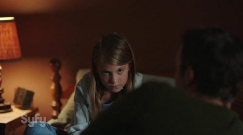 Una niña cree ver algo detrás de su padre en el nuevo avance de 'Channel Zero'