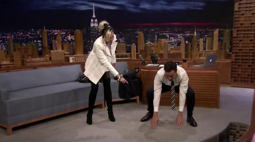 Miley Cyrus enseña a Jimmy Fallon a hacer Yoga en directo en 'The Tonight Show'