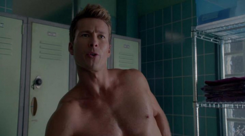 'Scream Queens': John Stamos y Glen Powell se pelean desnudos por el tamaño de sus penes