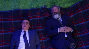 'The late Show': Mel Gibson le manda un contundente mensaje a su "yo" del pasado con Stephen Colbert