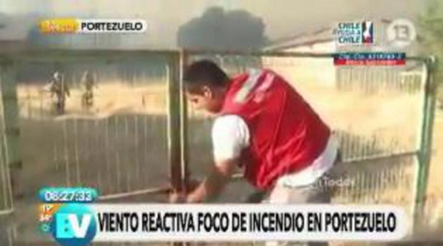 Un reportero graba cómo un hombre intenta abrir un candado sin saber que al lado había acceso