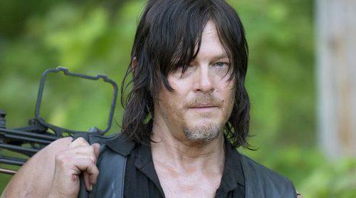 'The Walking Dead': Norman Reedus y Greg Nicotero son arrastrados fuera del plató