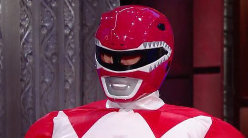 Bryan Cranston sorprende a Stephen Colbert como el nuevo Power Ranger Rojo