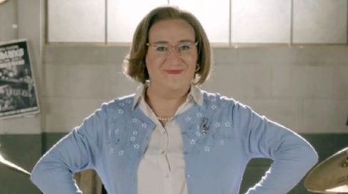 'Ella es tu padre': El personaje de Carlos Santos muestra su transformación en mujer en la nueva promo